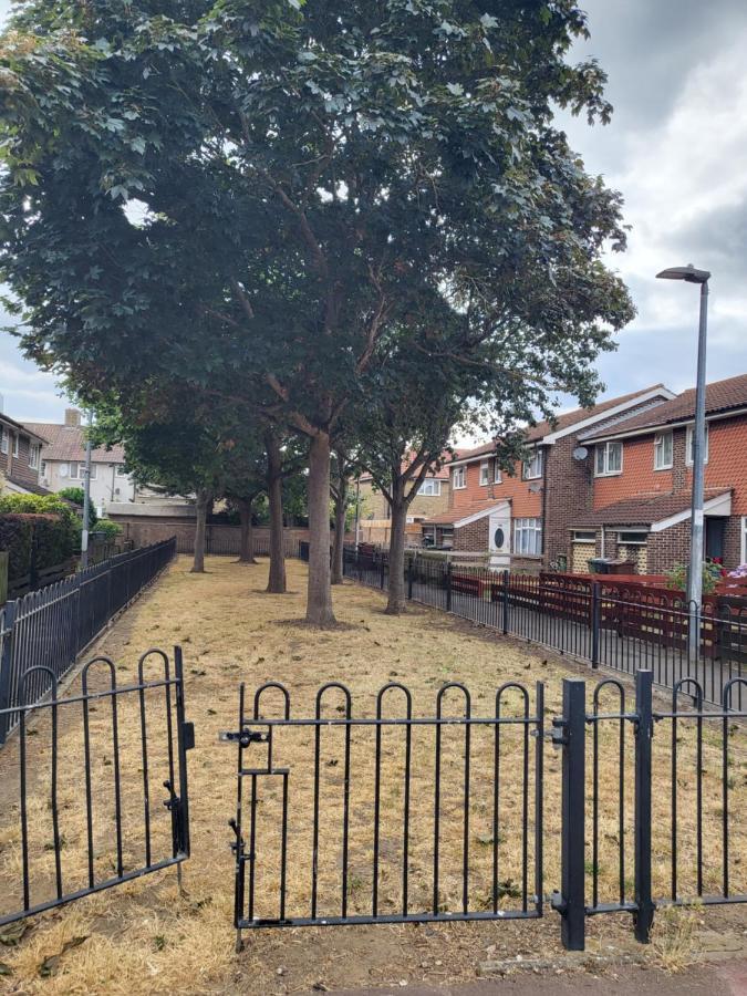 Crane Home In Dagenham With Free Wi Fi Ngoại thất bức ảnh