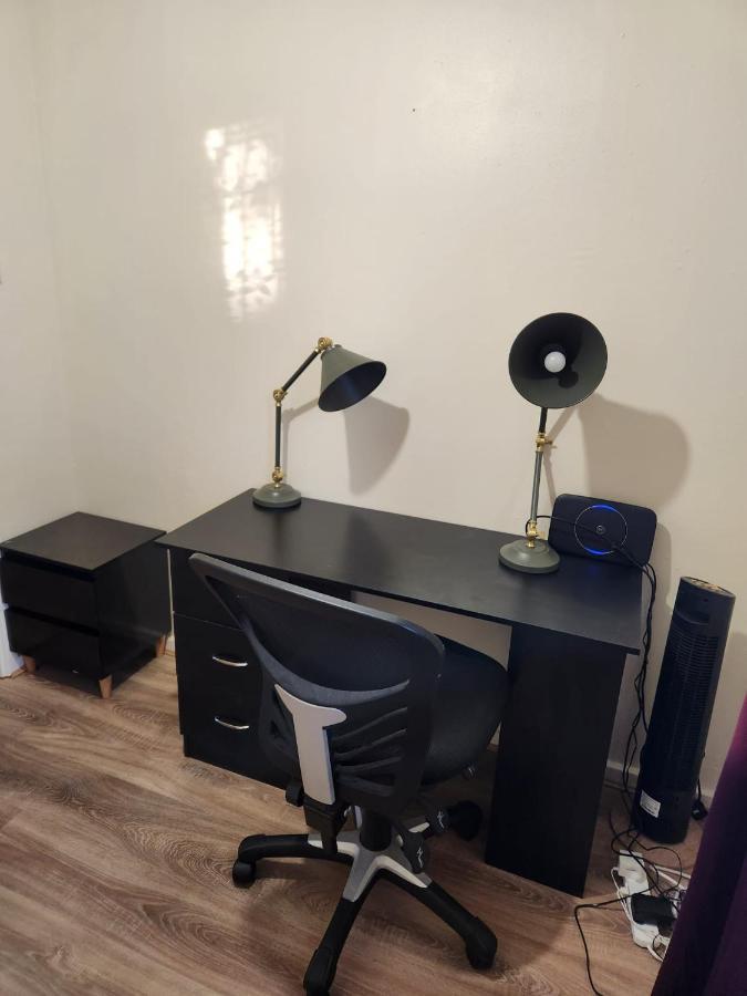 Crane Home In Dagenham With Free Wi Fi Ngoại thất bức ảnh